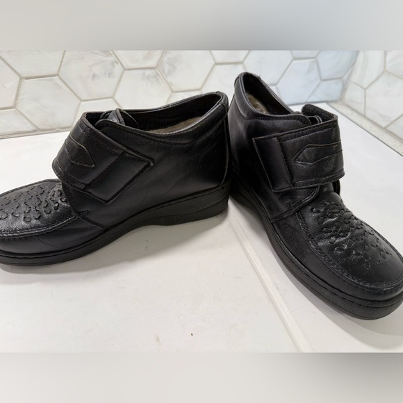 Calidad Pinosos Womans Black Comfort Walking Shoe Orthopedic Fastener Spain 6 WW - Picture 3 of 11